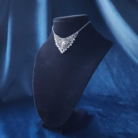 Vintage V-shaped white pearl chain mail necklace with a small silver chain - Picture 3 of 11